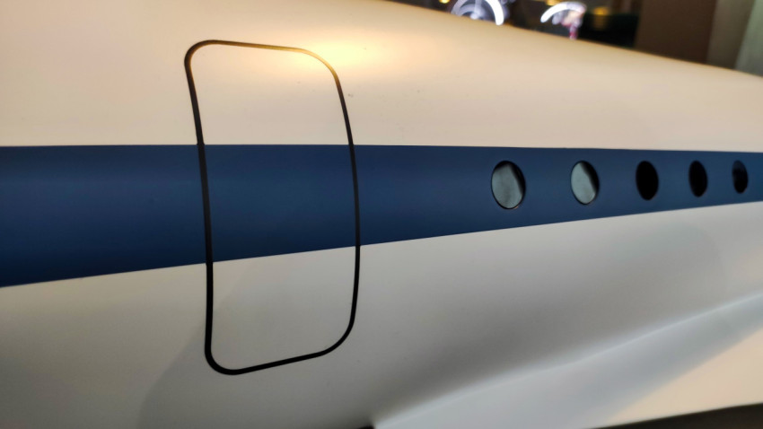 Фрагмент фюзеляжа модели Ту-144 с декоративной полосой в экспозиции павильона «АТОМ»