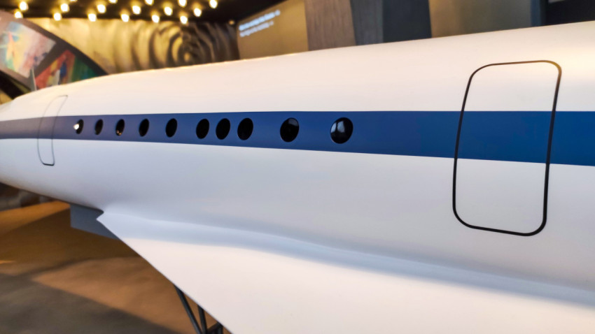 Иллюминаторы и дверной проём модели Ту-144 в экспозиции павильона «АТОМ»