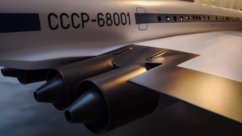 Двигатели и крыло модели Ту-144 в павильоне «АТОМ» на ВДНХ