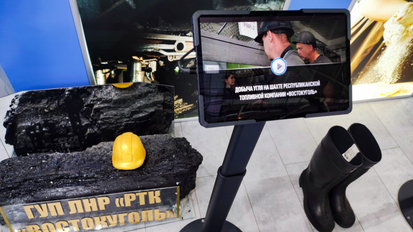 Экспозиция угольной промышленности ЛНР с видеопанелью и макетом угля