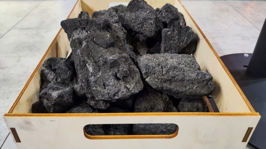 Угольные образцы в деревянном контейнере на выставке-форуме «Россия»