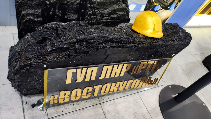 Образец угольного пласта с жёлтой каской на стенде «Востокуголь»