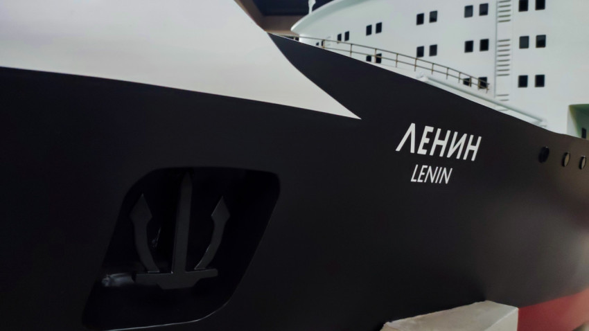 Носовая часть макета атомного ледокола «Ленин» в экспозиции ВДНХ