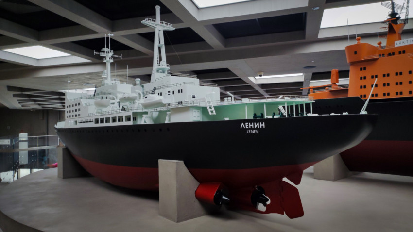 Общий вид макета атомного ледокола «Ленин» в зале «Время первых»