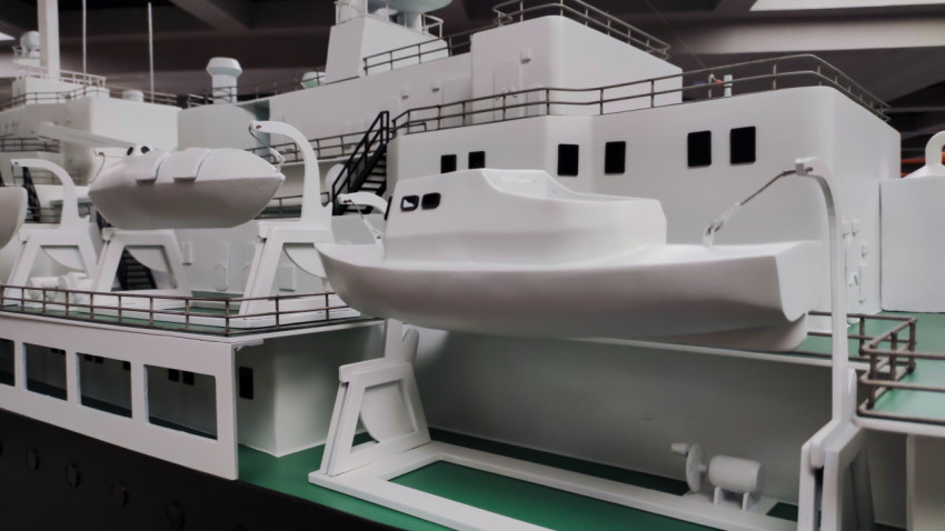 Шлюпка и палубные элементы макета атомного ледокола «Ленин» на ВДНХ