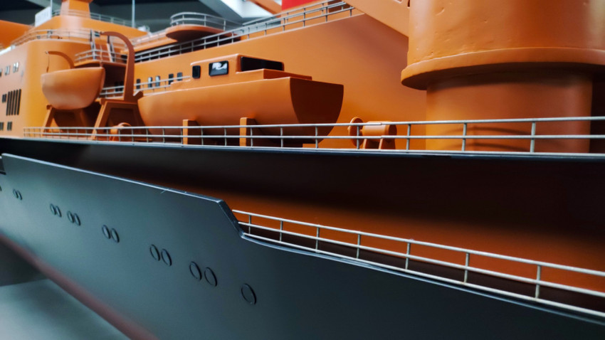 Палубные элементы макета атомного ледокола «Арктика» в павильоне «Атом»