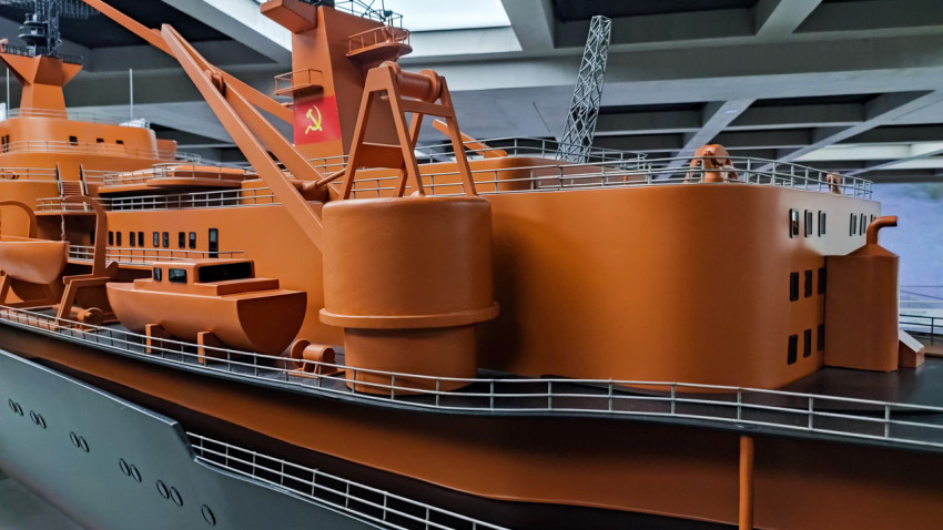 Средняя часть макета ледокола «Арктика» с палубным оборудованием