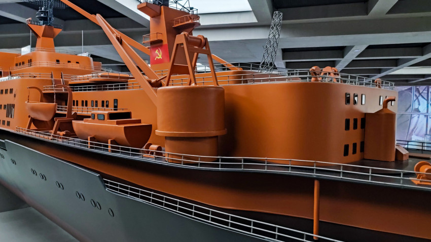 Макет атомного ледокола «Арктика» с символикой СССР в экспозиции ВДНХ