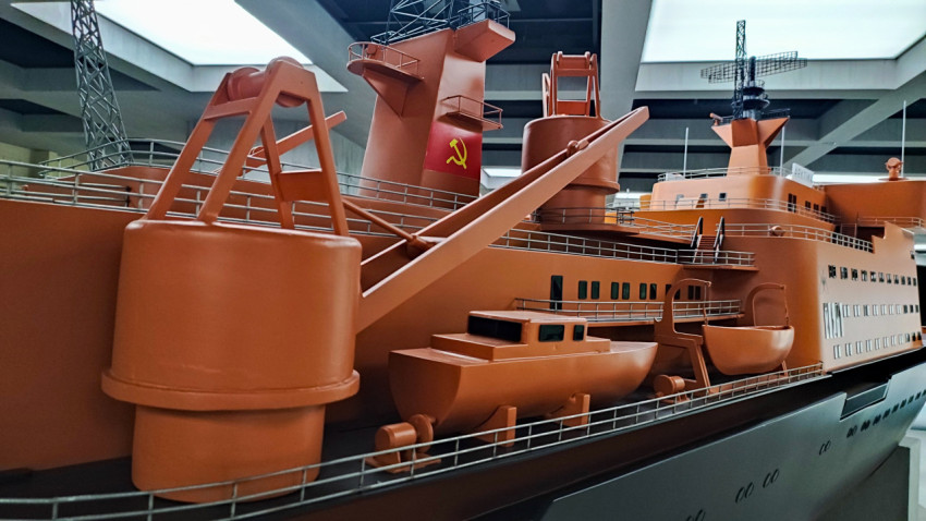 Верхняя палуба и надстройки макета ледокола «Арктика» в павильоне «Атом»