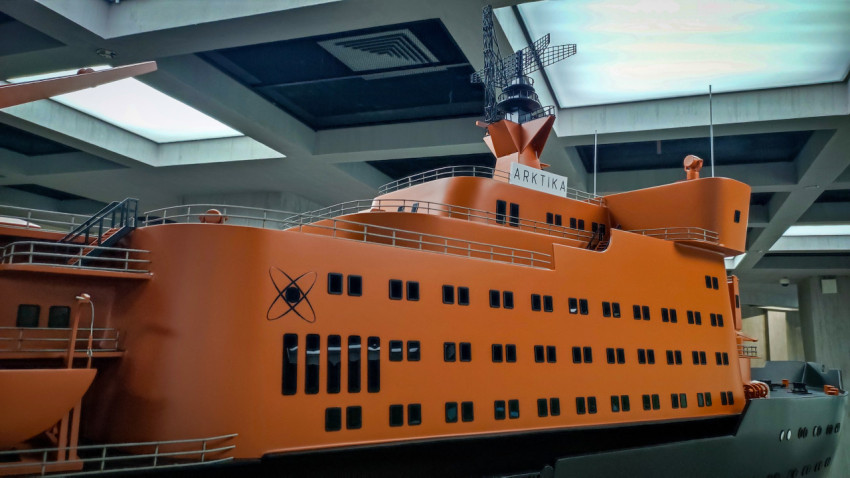 Надстройка макета ледокола «Арктика» с антенными конструкциями