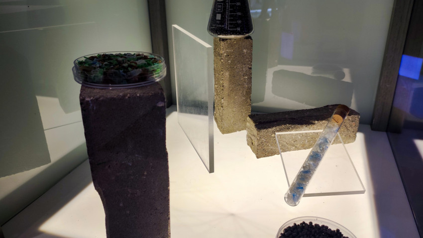 Демонстрация переработанного пластика и полимерных образцов в витрине