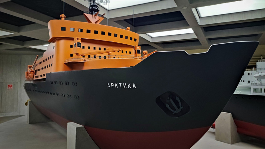 Макет ледокола «Арктика» с видом на носовую часть
