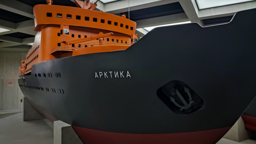 Крупный вид носовой части макета ледокола «Арктика»
