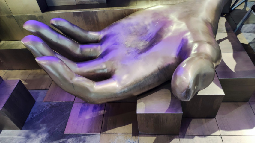 Крупная металлизированная ладонь в выставочном пространстве