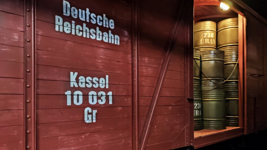 Грузовой вагон Deutsche Reichsbahn с грузом бочек в экспозиции павильона «Атом»