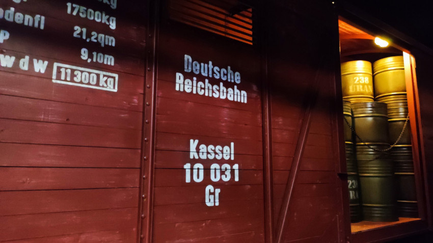 Вагон Deutsche Reichsbahn с маркировкой и грузом бочек в исторической экспозиции