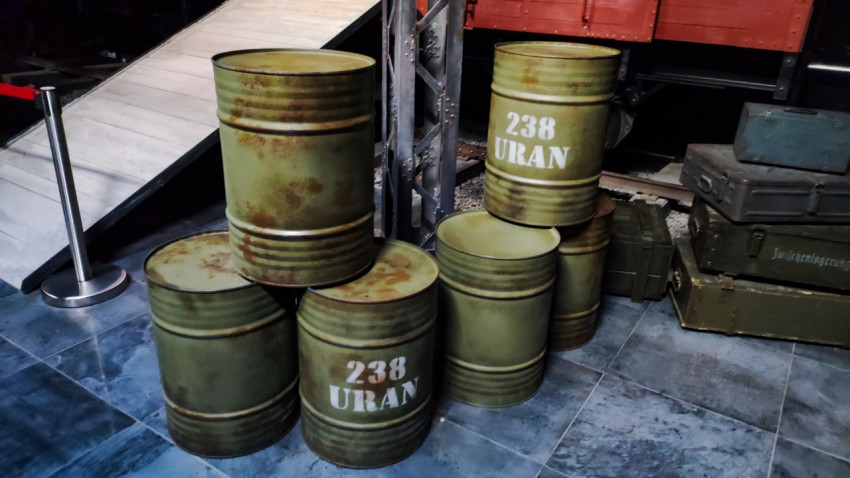 Металлические бочки «238 URAN» и ящики возле рампы музейной инсталляции