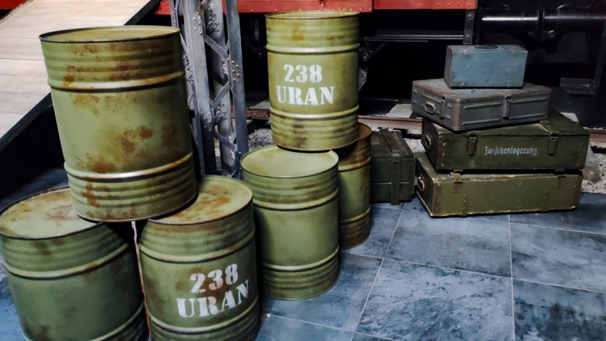 Бочки с маркировкой «238 URAN» в исторической зоне павильона «АТОМ»