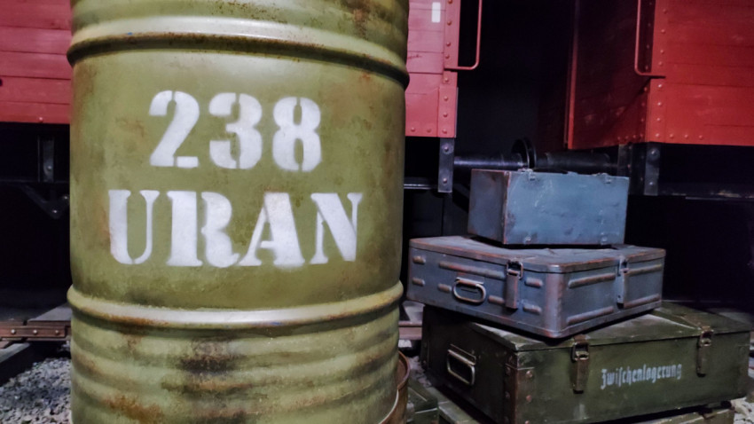 Бочка «238 URAN» на фоне реконструированного грузового реквизита