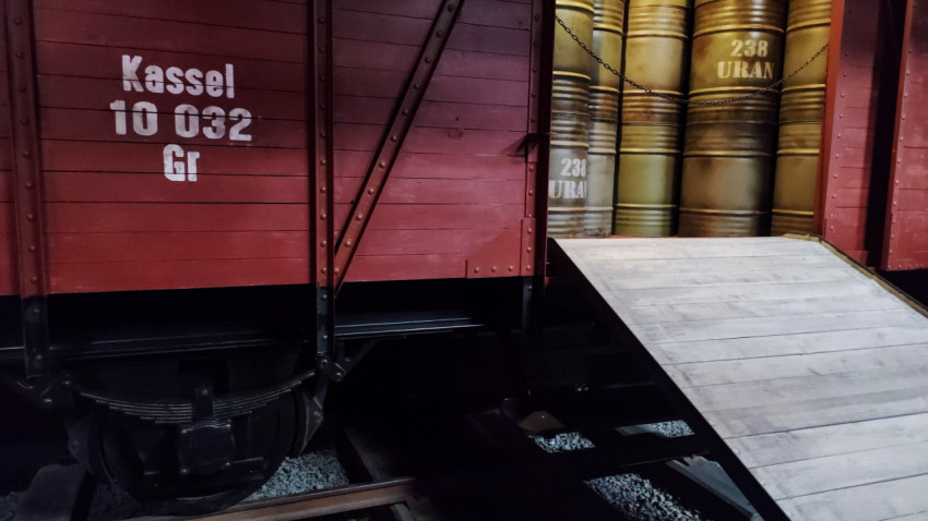 Грузовой вагон Deutsche Reichsbahn с бочками «238 URAN» в экспозиции павильона «АТОМ»