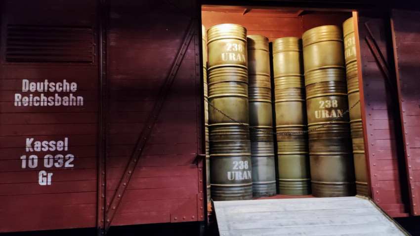 Вагоны с бочками «238 URAN» в экспозиции павильона «АТОМ» на ВДНХ