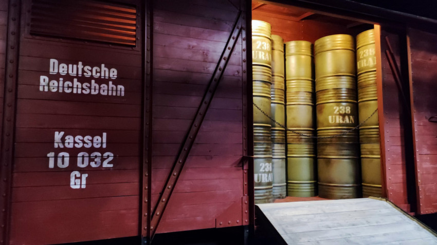 Открытый вагон Deutsche Reichsbahn с урановыми бочками в экспозиции ВДНХ