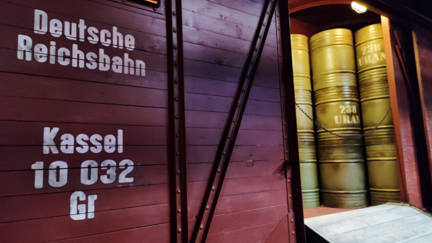 Маркированный вагон Deutsche Reichsbahn с бочками «238 URAN» в исторической зоне павильона «АТОМ»