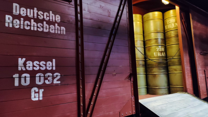 Вагон с маркировкой Deutsche Reichsbahn и бочками «238 URAN» в экспозиции ВДНХ