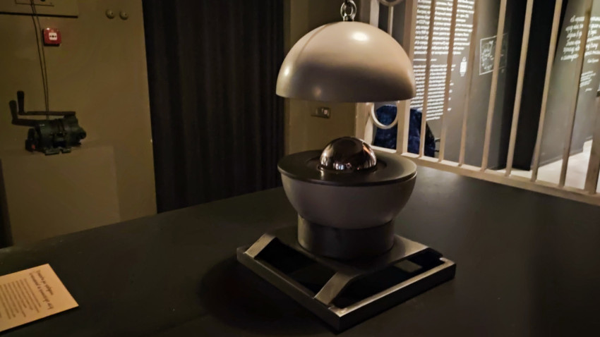 Экспонат в виде модели ядерного устройства в павильоне «АТОМ»