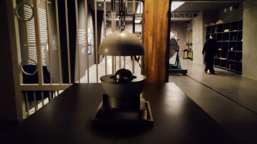 Модель ядерного устройства и интерьер исторической зоны павильона «АТОМ»