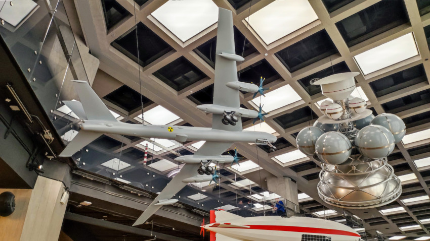 Модель самолёта и экспериментальной капсулы в экспозиции павильона «АТОМ» на ВДНХ