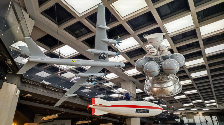 Подвесные модели самолёта и дирижабля в павильоне «АТОМ» на ВДНХ