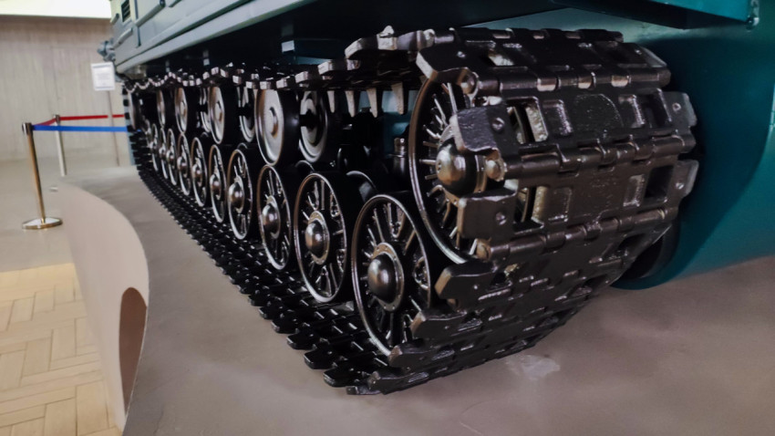 Гусеница выставочного образца техники в павильоне «АТОМ»