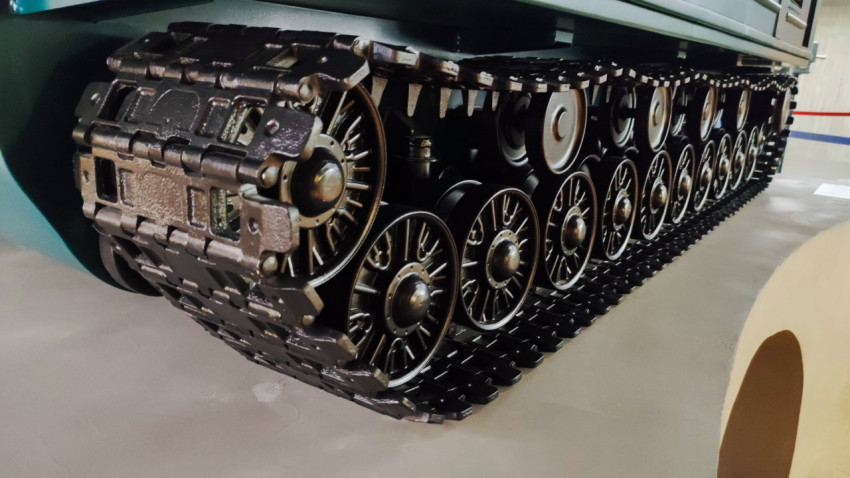Гусеничный механизм выставочного образца техники в павильоне «АТОМ»