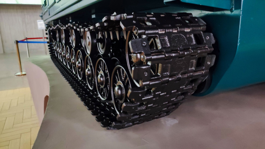 Гусеничный движитель выставочного образца внутри павильона «АТОМ»