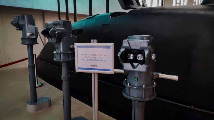 Перископы и модель подводной лодки в павильоне «АТОМ» на ВДНХ