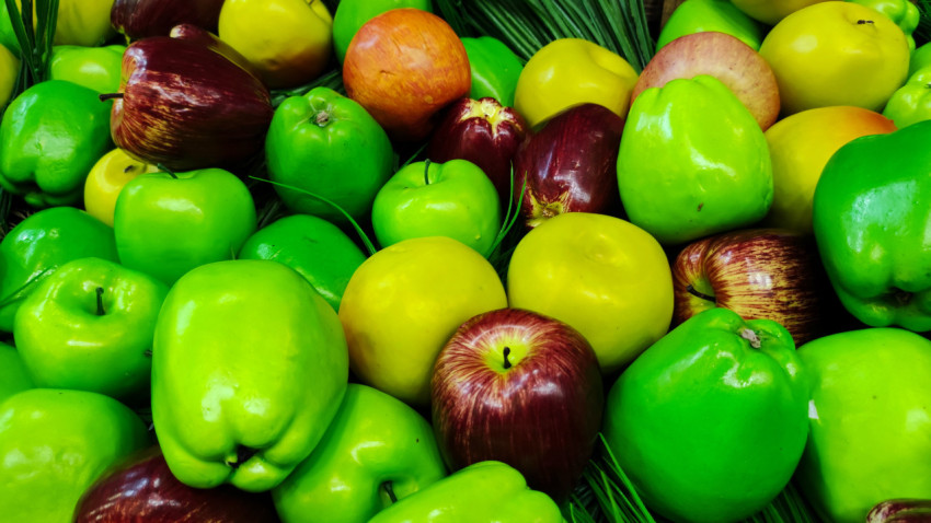 Разнообразие зелёных и красных яблок крупным планом
