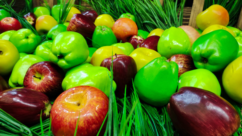 Яркая фруктовая композиция из декоративных яблок