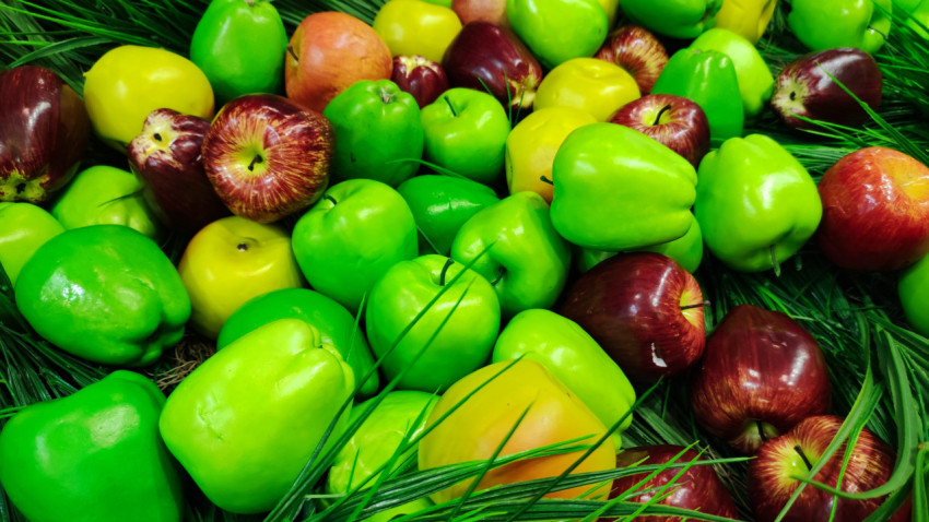 Яблочная композиция с зелёными и красными плодами в декоративной зелени