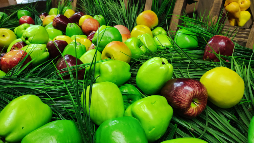 Декоративная композиция из яблок в деревянных ящиках