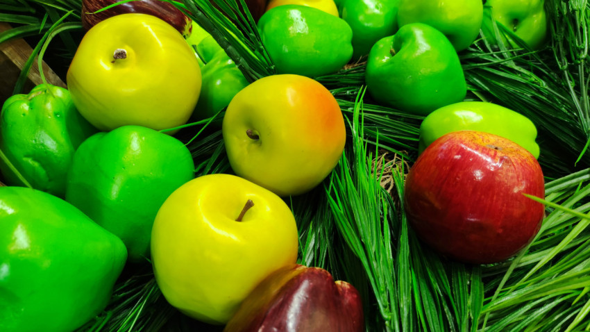 Декоративные яблоки среди искусственной зелёной травы