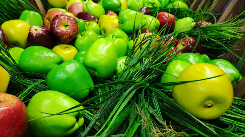 Смесь декоративных яблок и зелени в выставочной выкладке