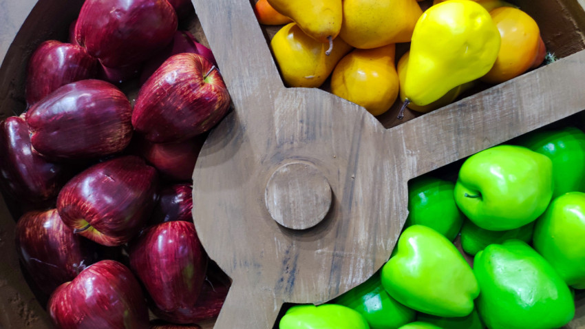 Декоративное колесо с сегментами фруктовых муляжей