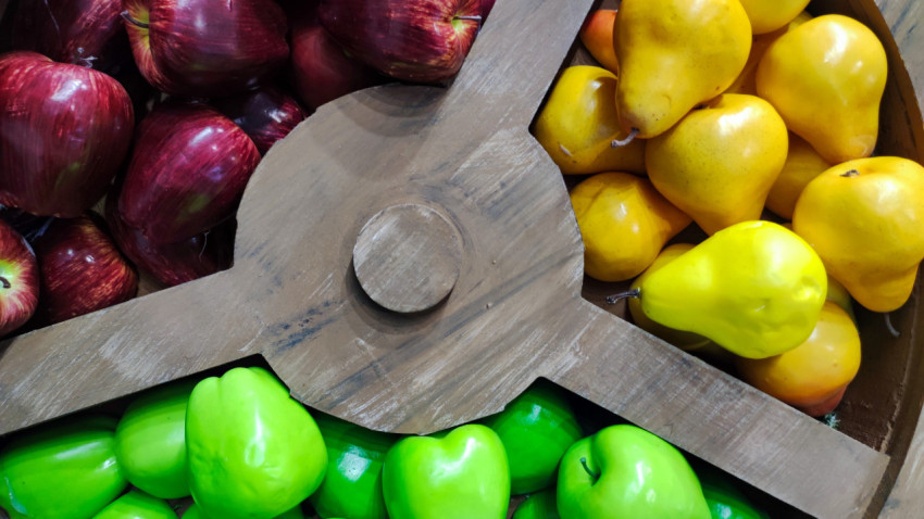 Фрагмент колеса с декоративными грушами и яблоками на выставке