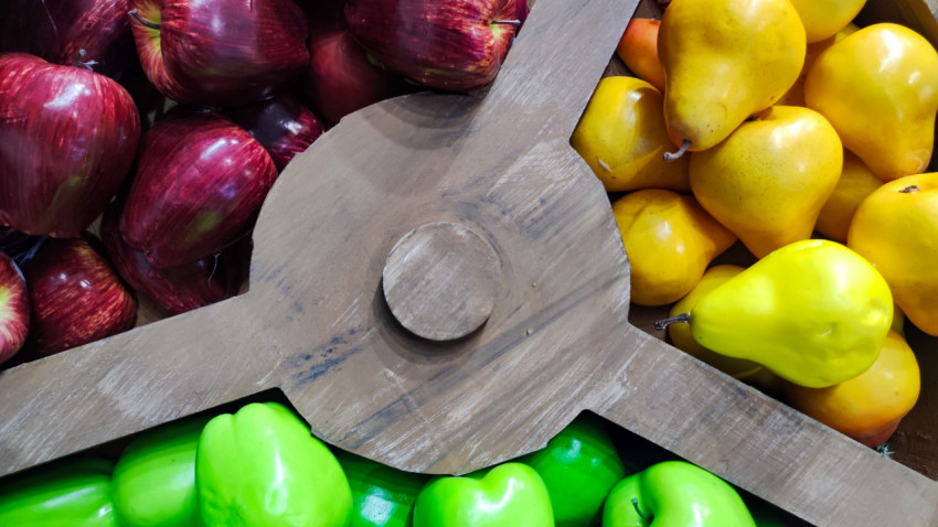 Фрагмент декоративного колеса с муляжами фруктов на выставке ВДНХ