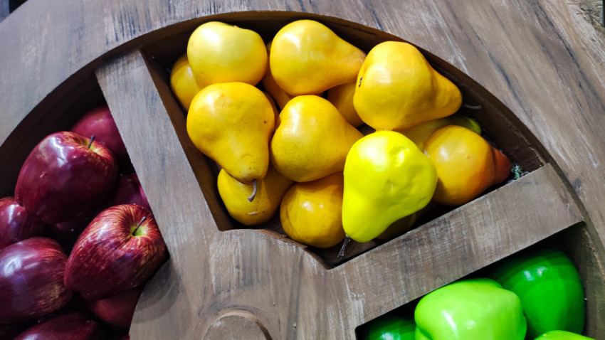 Сегмент декоративного колеса с жёлтыми грушами и красными яблоками