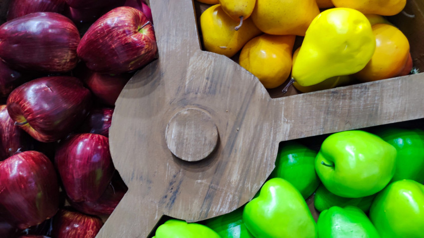 Декоративное колесо с искусственными фруктами в экспозиции ВДНХ