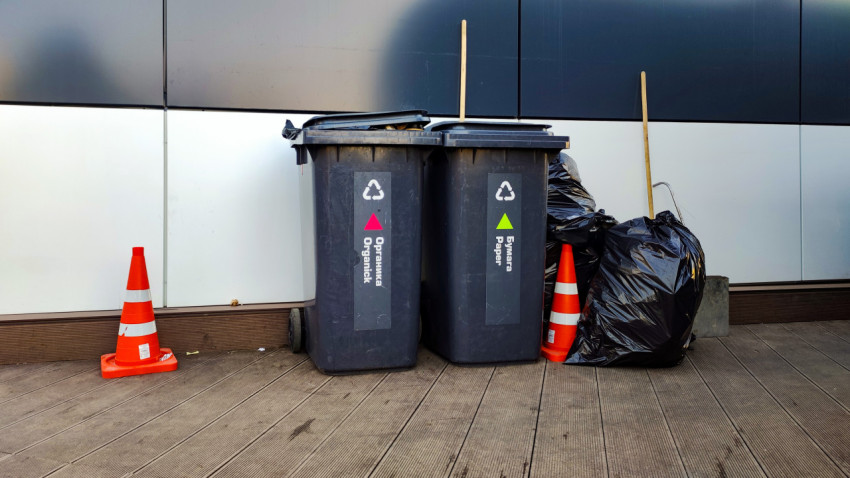 Контейнеры для раздельного сбора отходов на площадке павильона «Роснефть»