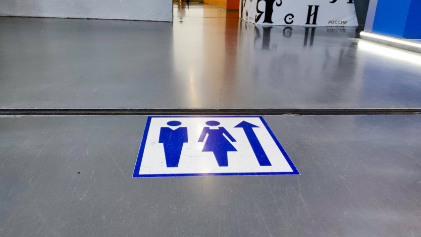 Напольная пиктограмма движения к туалету в павильоне выставки