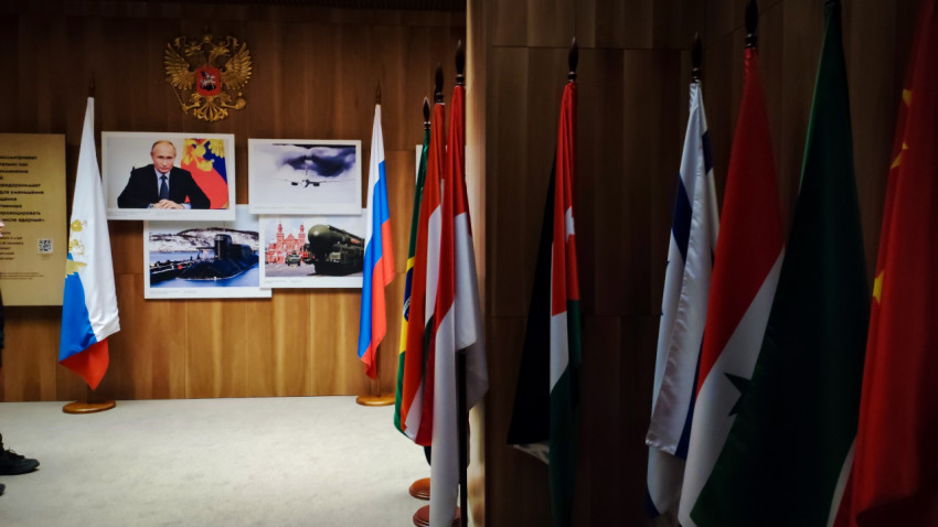 Флаги государств и тематический стенд в экспозиции павильона «АТОМ»